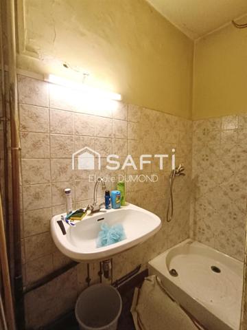 Maison de village meublée à rénover située au coeur de Saint-Amour d'une surface habitable de 60 m2