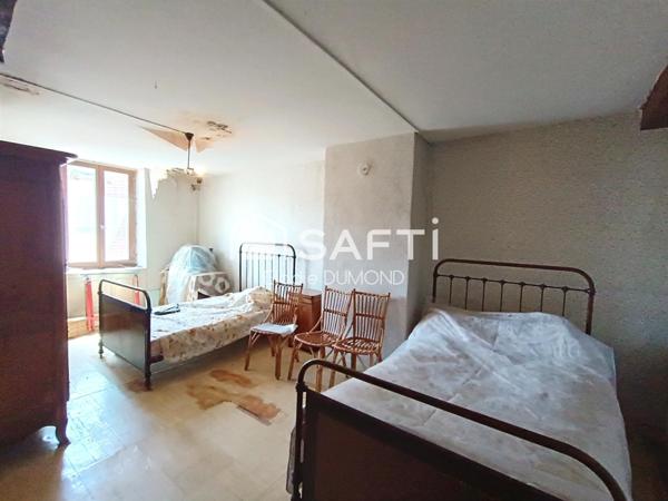 Maison de village meublée à rénover située au coeur de Saint-Amour d'une surface habitable de 60 m2