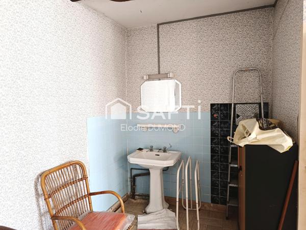Maison de village meublée à rénover située au coeur de Saint-Amour d'une surface habitable de 60 m2