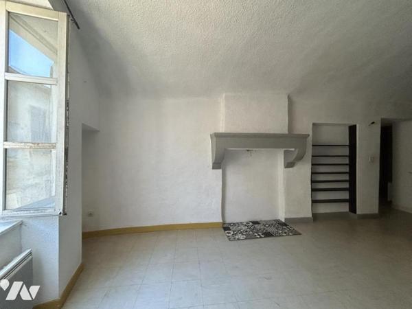 Rochemaure , maison de village avec garage et cave et terrain non attenant.