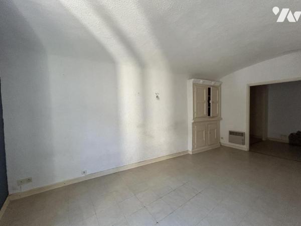 Rochemaure , maison de village avec garage et cave et terrain non attenant.