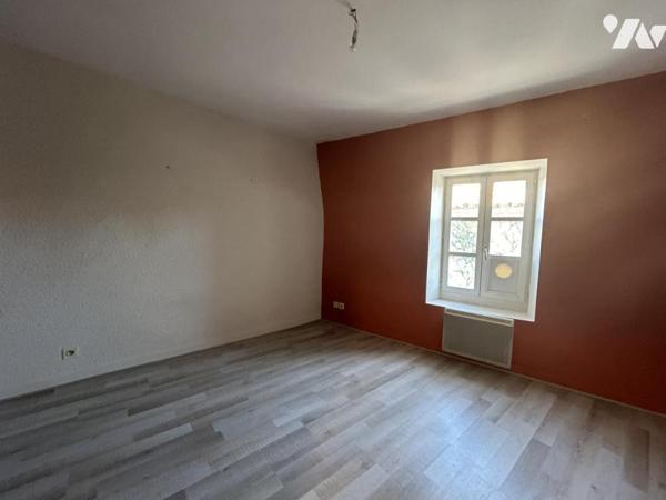 Rochemaure , maison de village avec garage et cave et terrain non attenant.