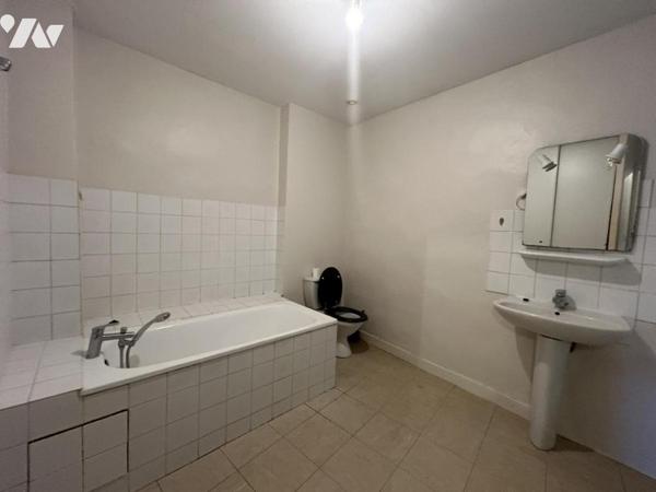 Rochemaure , maison de village avec garage et cave et terrain non attenant.