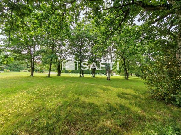 Centre bourg, beau terrain de 1311 m²