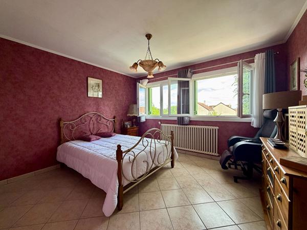 Maison familiale 9 pièces aux Bréviaires - 5 chambres