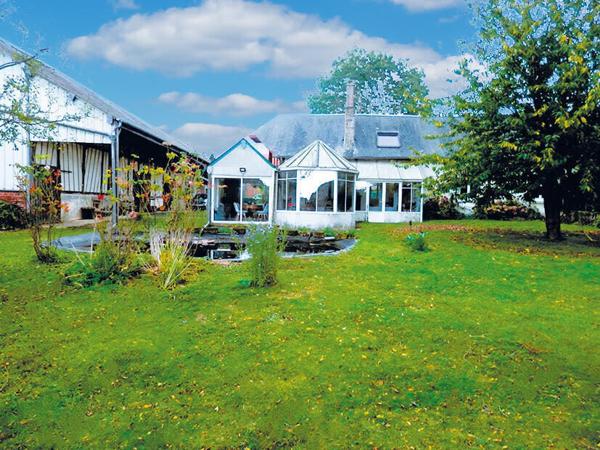 Demeure sur 1 hectare avec beau bâtiment (chevaux, entreprise, perma.)