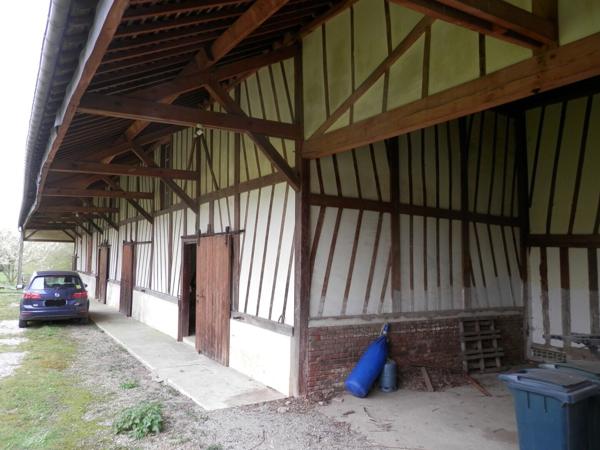 Demeure sur 1 hectare avec beau bâtiment (chevaux, entreprise, perma.)