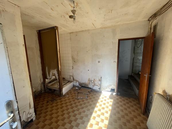 Poitiers (86000) MAISON 71 M2 A RENOVER AVEC JARDIN 300 M2 ET APPENTI