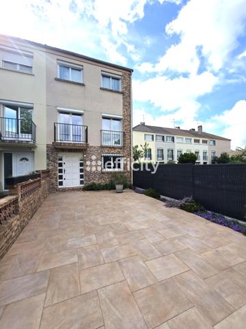 Maison
         4 pièces
        - 85 m² Exclusivité 263 000 € *