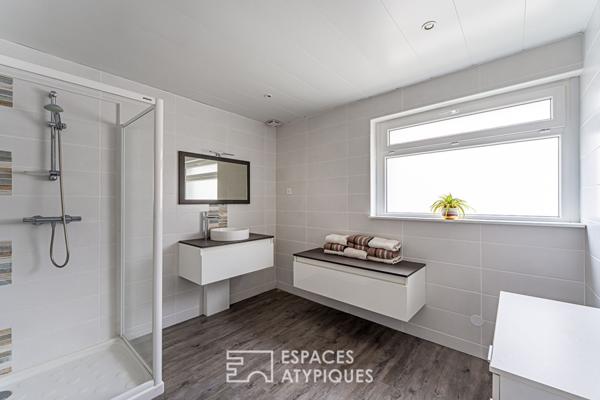 Maison familiale rénovée : Volumes Cathédrale et Esprit Contemporain