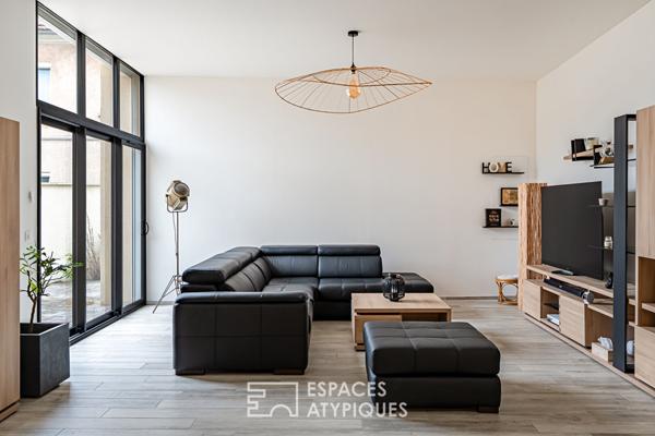 Maison familiale rénovée : Volumes Cathédrale et Esprit Contemporain