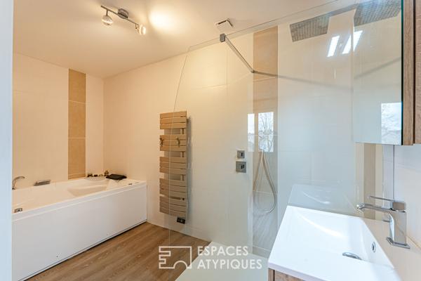 Maison familiale rénovée : Volumes Cathédrale et Esprit Contemporain