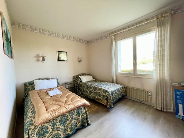 Maison L'Isle Jourdain 6 pièce(s) 143 m² avec garage et terrain de 1320 m²