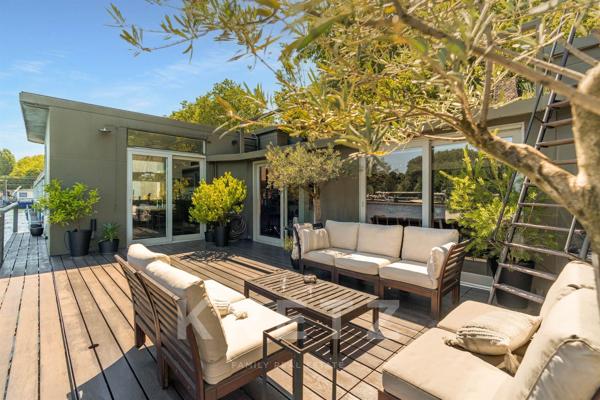 Saint-Cloud (92210) - Barge sur l'eau de 300m2 + 120m2 de terrasse - Excellent état