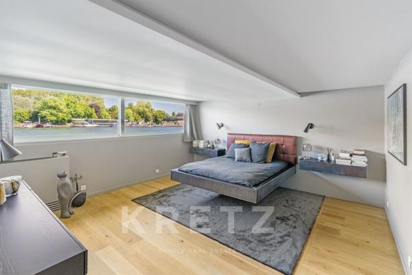 Saint-Cloud (92210) - Barge sur l'eau de 300m2 + 120m2 de terrasse - Excellent état