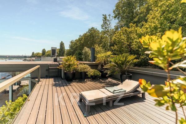 Saint-Cloud (92210) - Barge sur l'eau de 300m2 + 120m2 de terrasse - Excellent état