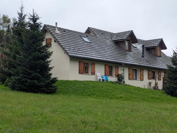 Maison à vendre 6 pièces sur MEAUDRE (38) sur 1840 m² de terrain avec 3 chambres et appartement en duplex (26 m²) avec terrasse + garage