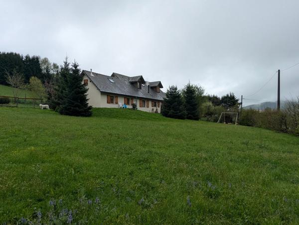 Maison à vendre 6 pièces sur MEAUDRE (38) sur 1840 m² de terrain avec 3 chambres et appartement en duplex (26 m²) avec terrasse + garage