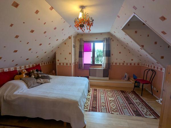 Maison à vendre 6 pièces sur MEAUDRE (38) sur 1840 m² de terrain avec 3 chambres et appartement en duplex (26 m²) avec terrasse + garage