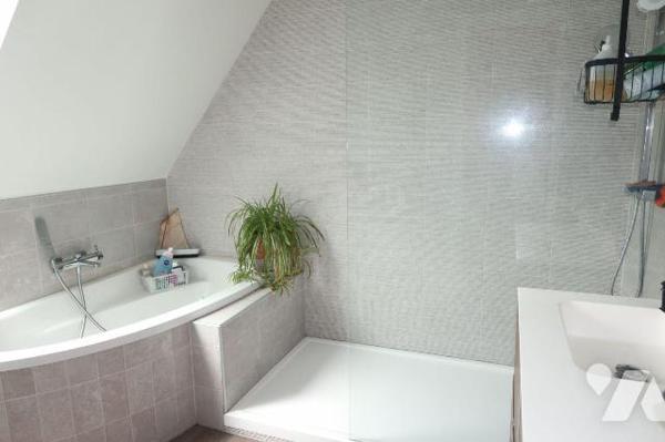 DAOULAS (29460) - Au calme dans quartier résidentiel, Maison sur un terrain de 1583 m² comprena...