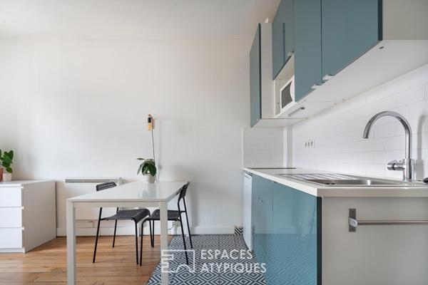 Studio rénové en dernier étage avec vue sur Sacré Coeur et Tour Eiffel