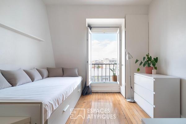 Studio rénové en dernier étage avec vue sur Sacré Coeur et Tour Eiffel