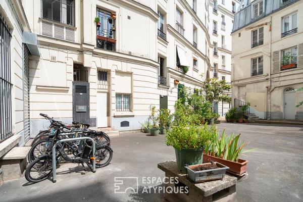 Studio rénové en dernier étage avec vue sur Sacré Coeur et Tour Eiffel