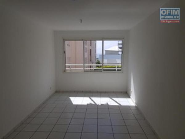 A louer F2 spacieux sur la résidence Les Ambrevattes impasse des ambrevattes rue lory les hauts à Sainte Clotilde.