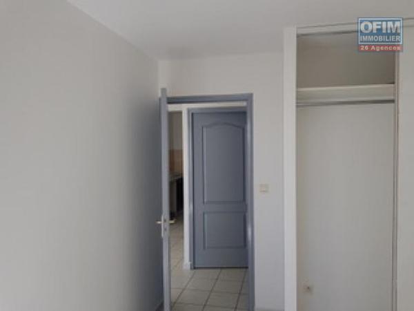 A louer F2 spacieux sur la résidence Les Ambrevattes impasse des ambrevattes rue lory les hauts à Sainte Clotilde.