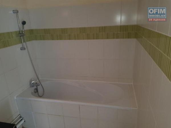 A louer F2 spacieux sur la résidence Les Ambrevattes impasse des ambrevattes rue lory les hauts à Sainte Clotilde.