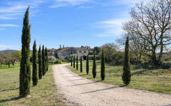 Maison à vendre    15 pièces •  Barjac