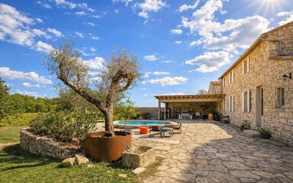 Maison à vendre    15 pièces •  Barjac