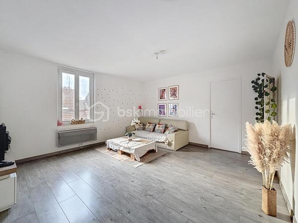 À Méry-sur-Oise, découvrez cet agréable appartement 3 pièces de 55,38 m², situé au 2ᵉ étage d’une petite copropriété de trois niveaux.

L’appartement propose une distribution fonctionnelle et équilibrée des espaces, offrant un cadre de vie agréable aussi bien pour un couple, une petite famille que pour un investissement locatif.

Bien entretenu dans son ensemble, le logement nécessitera quelques travaux de rafraîchissement, laissant ainsi à ses futurs propriétaires la possibilité de le remettre facilement à leur goût, sans se lancer dans une rénovation importante.

Vous apprécierez également son absence de vis-à-vis, apportant davantage d’intimité et de tranquillité au quotidien.

Côté emplacement, le bien bénéficie d’une situation pratique : la gare de Méry-sur-Oise est accessible en seulement 10 minutes à pied, permettant de rejoindre facilement Paris, tout en profitant d’un environnement résidentiel plus calme. Commerces, écoles et commodités sont également accessibles à proximité.

Les atouts du bien :
• 3 pièces – 55,38 m²
• 2ᵉ étage
• Gare à 10 minutes à pied
• Sans vis-à-vis
• Petite copropriété
• Quelques travaux de rafraîchissement seulement
• Charges de copropriété : 900 € par an, soit environ 75 € par mois

Un appartement offrant un beau potentiel, aussi intéressant pour une première acquisition que pour un investissement.

Envie de le découvrir ? Contactez-moi pour organiser une visite.