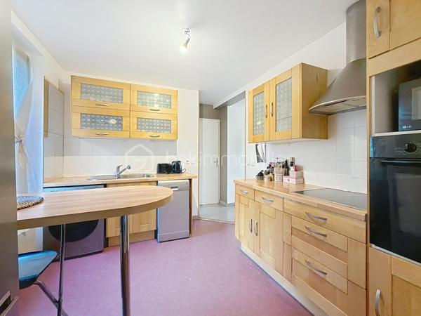 À Méry-sur-Oise, découvrez cet agréable appartement 3 pièces de 55,38 m², situé au 2ᵉ étage d’une petite copropriété de trois niveaux.

L’appartement propose une distribution fonctionnelle et équilibrée des espaces, offrant un cadre de vie agréable aussi bien pour un couple, une petite famille que pour un investissement locatif.

Bien entretenu dans son ensemble, le logement nécessitera quelques travaux de rafraîchissement, laissant ainsi à ses futurs propriétaires la possibilité de le remettre facilement à leur goût, sans se lancer dans une rénovation importante.

Vous apprécierez également son absence de vis-à-vis, apportant davantage d’intimité et de tranquillité au quotidien.

Côté emplacement, le bien bénéficie d’une situation pratique : la gare de Méry-sur-Oise est accessible en seulement 10 minutes à pied, permettant de rejoindre facilement Paris, tout en profitant d’un environnement résidentiel plus calme. Commerces, écoles et commodités sont également accessibles à proximité.

Les atouts du bien :
• 3 pièces – 55,38 m²
• 2ᵉ étage
• Gare à 10 minutes à pied
• Sans vis-à-vis
• Petite copropriété
• Quelques travaux de rafraîchissement seulement
• Charges de copropriété : 900 € par an, soit environ 75 € par mois

Un appartement offrant un beau potentiel, aussi intéressant pour une première acquisition que pour un investissement.

Envie de le découvrir ? Contactez-moi pour organiser une visite.