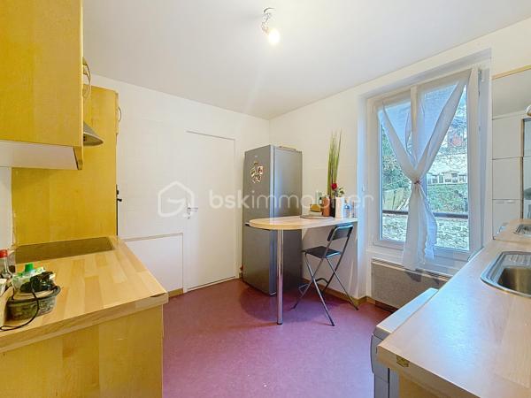 À Méry-sur-Oise, découvrez cet agréable appartement 3 pièces de 55,38 m², situé au 2ᵉ étage d’une petite copropriété de trois niveaux.

L’appartement propose une distribution fonctionnelle et équilibrée des espaces, offrant un cadre de vie agréable aussi bien pour un couple, une petite famille que pour un investissement locatif.

Bien entretenu dans son ensemble, le logement nécessitera quelques travaux de rafraîchissement, laissant ainsi à ses futurs propriétaires la possibilité de le remettre facilement à leur goût, sans se lancer dans une rénovation importante.

Vous apprécierez également son absence de vis-à-vis, apportant davantage d’intimité et de tranquillité au quotidien.

Côté emplacement, le bien bénéficie d’une situation pratique : la gare de Méry-sur-Oise est accessible en seulement 10 minutes à pied, permettant de rejoindre facilement Paris, tout en profitant d’un environnement résidentiel plus calme. Commerces, écoles et commodités sont également accessibles à proximité.

Les atouts du bien :
• 3 pièces – 55,38 m²
• 2ᵉ étage
• Gare à 10 minutes à pied
• Sans vis-à-vis
• Petite copropriété
• Quelques travaux de rafraîchissement seulement
• Charges de copropriété : 900 € par an, soit environ 75 € par mois

Un appartement offrant un beau potentiel, aussi intéressant pour une première acquisition que pour un investissement.

Envie de le découvrir ? Contactez-moi pour organiser une visite.