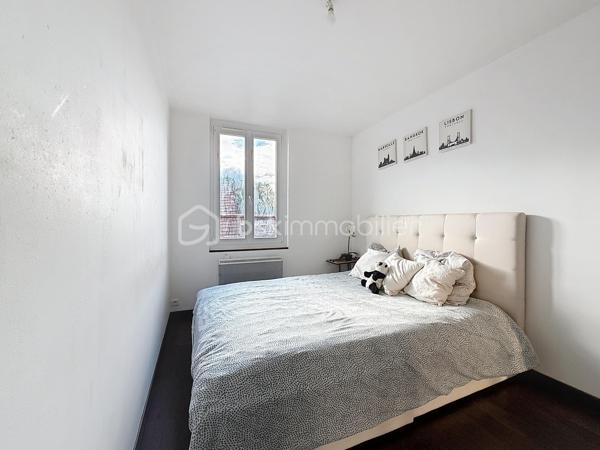 À Méry-sur-Oise, découvrez cet agréable appartement 3 pièces de 55,38 m², situé au 2ᵉ étage d’une petite copropriété de trois niveaux.

L’appartement propose une distribution fonctionnelle et équilibrée des espaces, offrant un cadre de vie agréable aussi bien pour un couple, une petite famille que pour un investissement locatif.

Bien entretenu dans son ensemble, le logement nécessitera quelques travaux de rafraîchissement, laissant ainsi à ses futurs propriétaires la possibilité de le remettre facilement à leur goût, sans se lancer dans une rénovation importante.

Vous apprécierez également son absence de vis-à-vis, apportant davantage d’intimité et de tranquillité au quotidien.

Côté emplacement, le bien bénéficie d’une situation pratique : la gare de Méry-sur-Oise est accessible en seulement 10 minutes à pied, permettant de rejoindre facilement Paris, tout en profitant d’un environnement résidentiel plus calme. Commerces, écoles et commodités sont également accessibles à proximité.

Les atouts du bien :
• 3 pièces – 55,38 m²
• 2ᵉ étage
• Gare à 10 minutes à pied
• Sans vis-à-vis
• Petite copropriété
• Quelques travaux de rafraîchissement seulement
• Charges de copropriété : 900 € par an, soit environ 75 € par mois

Un appartement offrant un beau potentiel, aussi intéressant pour une première acquisition que pour un investissement.

Envie de le découvrir ? Contactez-moi pour organiser une visite.