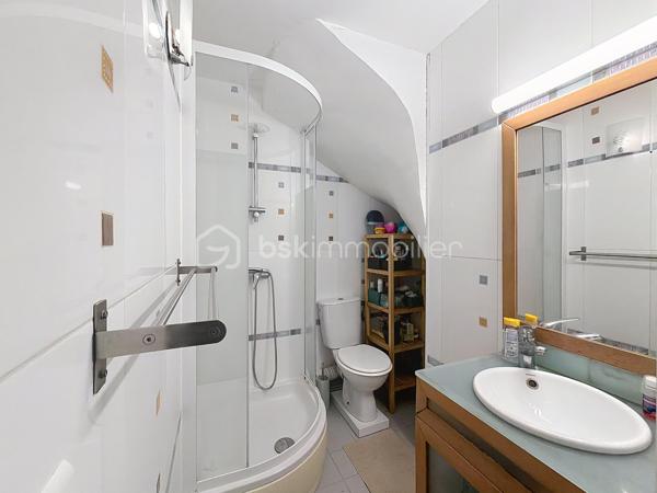 À Méry-sur-Oise, découvrez cet agréable appartement 3 pièces de 55,38 m², situé au 2ᵉ étage d’une petite copropriété de trois niveaux.

L’appartement propose une distribution fonctionnelle et équilibrée des espaces, offrant un cadre de vie agréable aussi bien pour un couple, une petite famille que pour un investissement locatif.

Bien entretenu dans son ensemble, le logement nécessitera quelques travaux de rafraîchissement, laissant ainsi à ses futurs propriétaires la possibilité de le remettre facilement à leur goût, sans se lancer dans une rénovation importante.

Vous apprécierez également son absence de vis-à-vis, apportant davantage d’intimité et de tranquillité au quotidien.

Côté emplacement, le bien bénéficie d’une situation pratique : la gare de Méry-sur-Oise est accessible en seulement 10 minutes à pied, permettant de rejoindre facilement Paris, tout en profitant d’un environnement résidentiel plus calme. Commerces, écoles et commodités sont également accessibles à proximité.

Les atouts du bien :
• 3 pièces – 55,38 m²
• 2ᵉ étage
• Gare à 10 minutes à pied
• Sans vis-à-vis
• Petite copropriété
• Quelques travaux de rafraîchissement seulement
• Charges de copropriété : 900 € par an, soit environ 75 € par mois

Un appartement offrant un beau potentiel, aussi intéressant pour une première acquisition que pour un investissement.

Envie de le découvrir ? Contactez-moi pour organiser une visite.