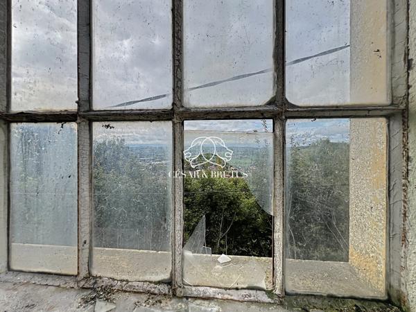 Entrepot à diviser pour habitation avec extérieur et vue