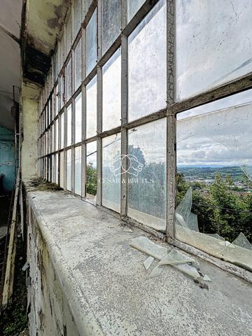 Entrepot à diviser pour habitation avec extérieur et vue