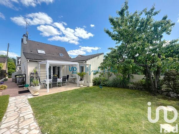 Maison traditionnelle 5 pièces de 128 m² à Villecresnes (94440)