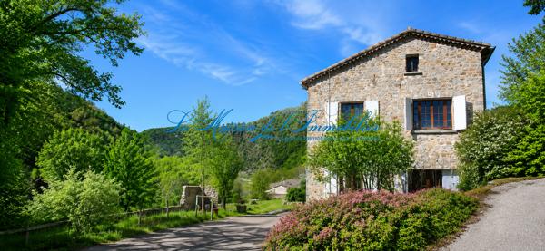 St Jean du Gard, maison cévenole en pierres F6 avec de terrain 6,9 hectares avec sources