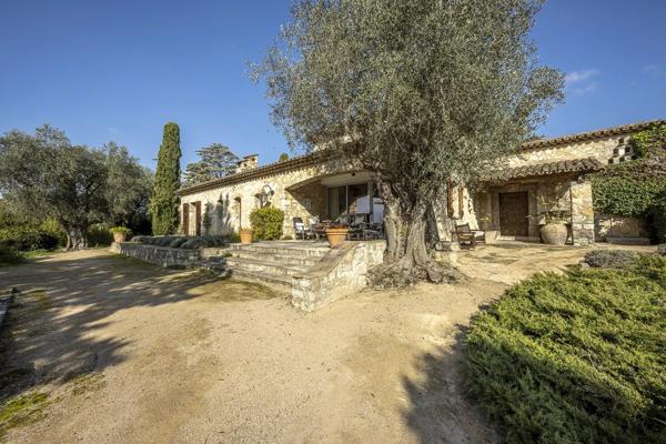 Mas provençal en pierre à Mougins avec vue panoramique