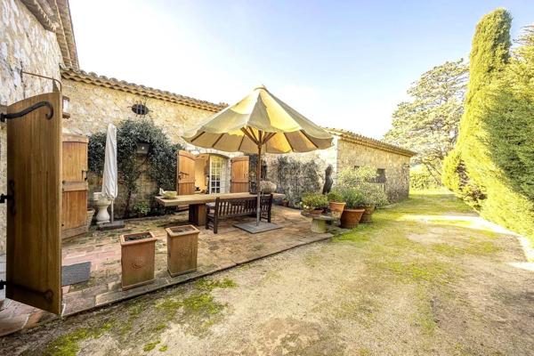 Mas provençal en pierre à Mougins avec vue panoramique