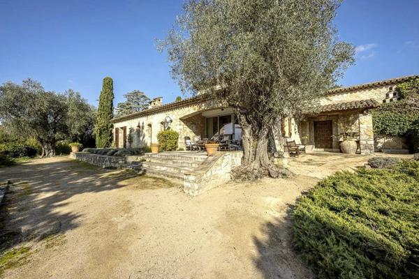 Mas provençal en pierre à Mougins avec vue panoramique