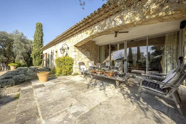 Mas provençal en pierre à Mougins avec vue panoramique
