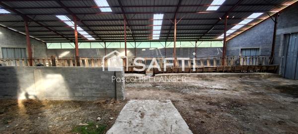 Cavaliers, Agriculteurs, Artisans du Vivant : Voici le domaine qui vous attend ! Oubliez la ville et venez écrire l'histoire d'une bâtisse de 1888, nichée sur près de 3 hectares (28 170 m²) avec un panorama d'exception sur les majestueux Volcans de la Chaîne des Puys.