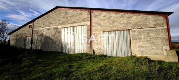 Cavaliers, Agriculteurs, Artisans du Vivant : Voici le domaine qui vous attend ! Oubliez la ville et venez écrire l'histoire d'une bâtisse de 1888, nichée sur près de 3 hectares (28 170 m²) avec un panorama d'exception sur les majestueux Volcans de la Chaîne des Puys.