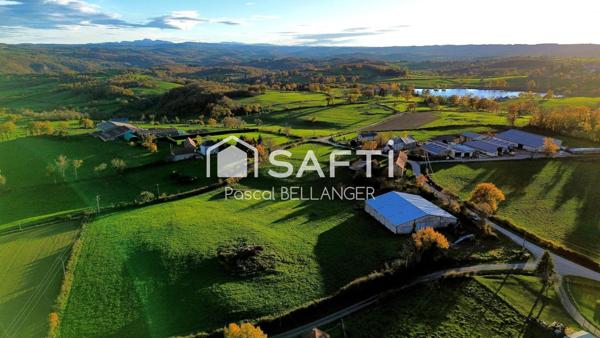 Cavaliers, Agriculteurs, Artisans du Vivant : Voici le domaine qui vous attend ! Oubliez la ville et venez écrire l'histoire d'une bâtisse de 1888, nichée sur près de 3 hectares (28 170 m²) avec un panorama d'exception sur les majestueux Volcans de la Chaîne des Puys.