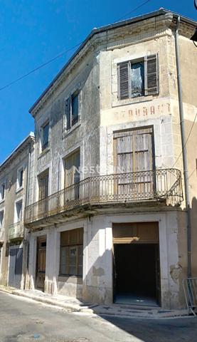 Immeuble en pierre à Xaintrailles sur 3 niveau de 303 m2, avec beau potentiel locatif.