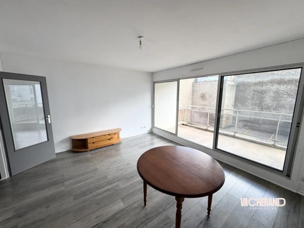 Appartement deux chambres avec balcon et parking